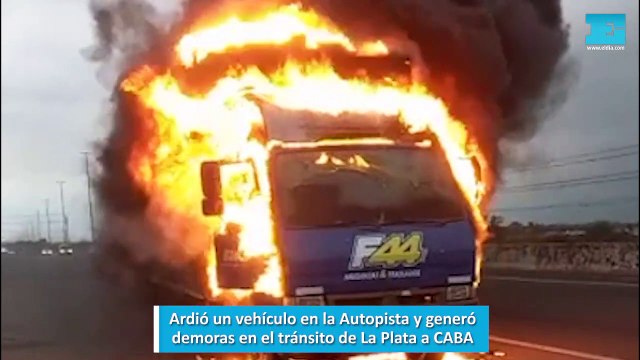 Ardió un vehículo en la Autopista y generó demoras en el tránsito de La Plata a CABA