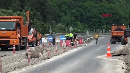 Des morceaux de roche géants ont atterri sur la route après un glissement de terrain à Bolu