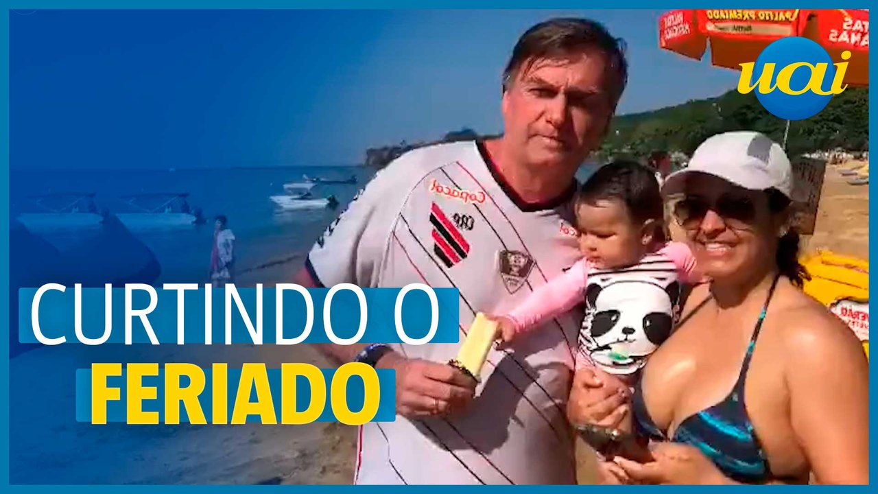 Bolsonaro aproveita feriado em praia paulista
