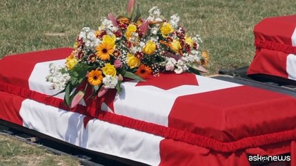 Tải video: Funerali e sepoltura per tre canadesi caduti nella Grande Guerra