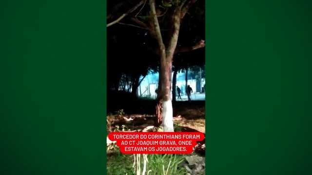 Torcedores do Corinthians protestam em frente ao CT Joaquim Grava