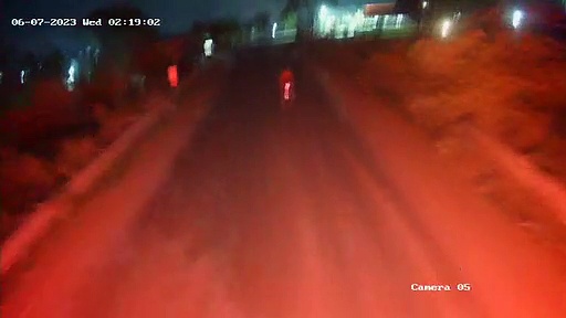 மங்காத்தா பட பாணியில்.. ஓடும் பேருந்தில் 2 வீலரில் வந்து கொள்ளையடித்த திருடர்கள் - வைரல் CCTV வீடியோ