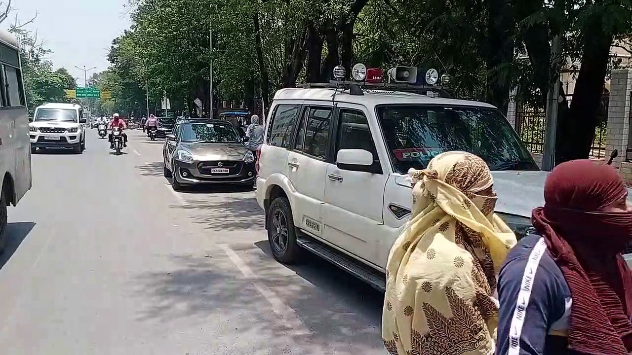 मल्टीलेवल पार्किंग साबित हो रहा हाथी दांत, सड़क पर खड़ी हो रही बाइक और कारें, यातायात हो रहा बाधित