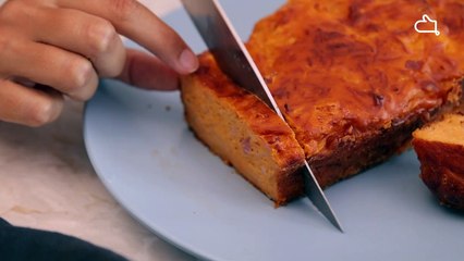 Soyez le roi du picnic avec ce cake salé aux oignons et lardons