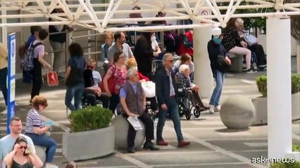 Seconda notte al Gemelli per il Papa, gli auguri di turisti e residenti