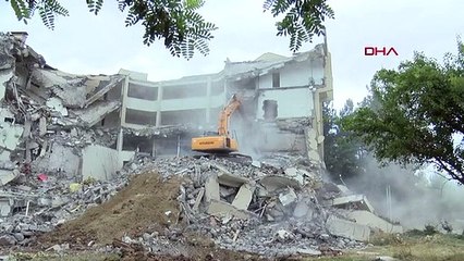 Dicle Üniversitesi rektörlük binasının yıkım çalışmaları başladı