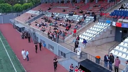 Des vétérans vedettes se sont réunis dans un match d'exhibition pour les victimes du tremblement de terre