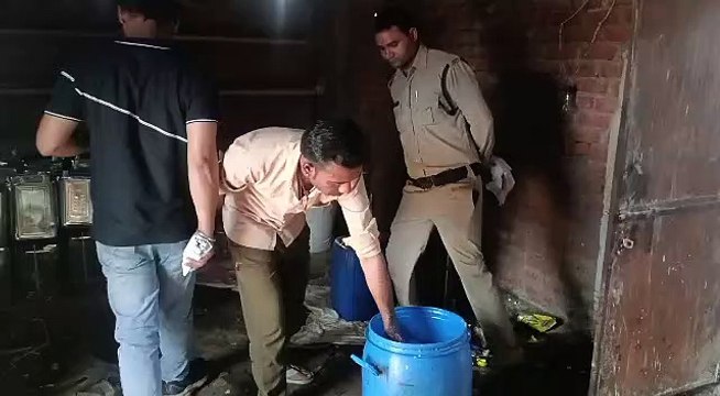 नकली दूध बनाने की फैक्ट्री पकड़ी, रोज बन रहा था चार - पांच हजार लीटर दूध