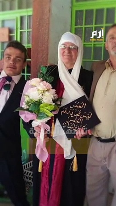 الأولى على دفعتها.. سورية تتخرج من الجامعة بعمر 55 عاما