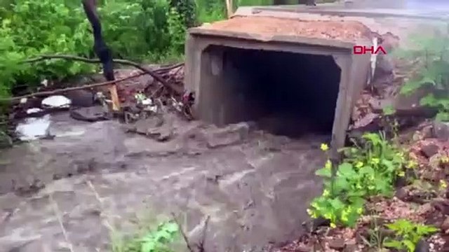 De fortes pluies ont rempli les rues et les rues d'eau dans le quartier Aybastı d'Ordu.