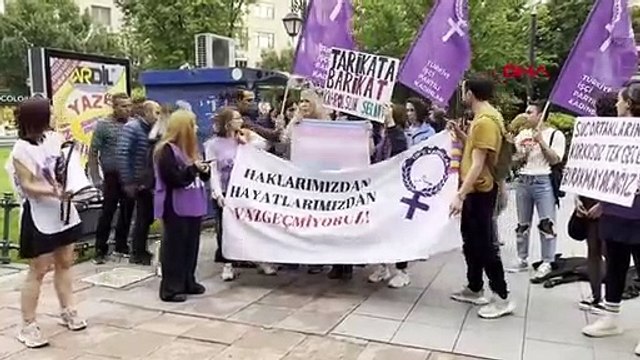 Les membres du TİP ont déployé le drapeau LGBT tout en protestant contre le protocole, 8 personnes ont été arrêtées