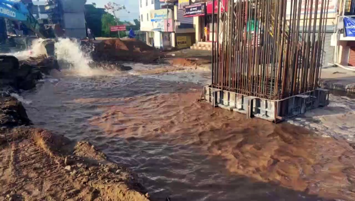 அத்திகடவு - பில்லூர் பிரதான குடிநீர் குழாய் உடைப்பு.. கோடிக்கணக்கான லிட்டர் தண்ணீர் வீண்