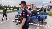 Burdur’da iki otomobilin çarpıştığı kazada ortalık savaş alanına döndü