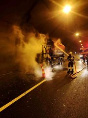 Alevlere teslim olan kamyon hurdaya döndü