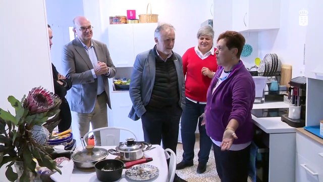 Visita de Bolaños y Torres a las casas prefabricadas en La Palma