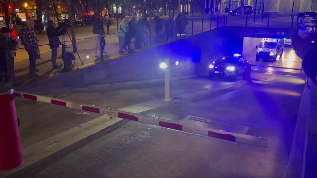 Así abandonó Dani Alves los juzgados rumbo a la prisión en el furgón de los Mossos