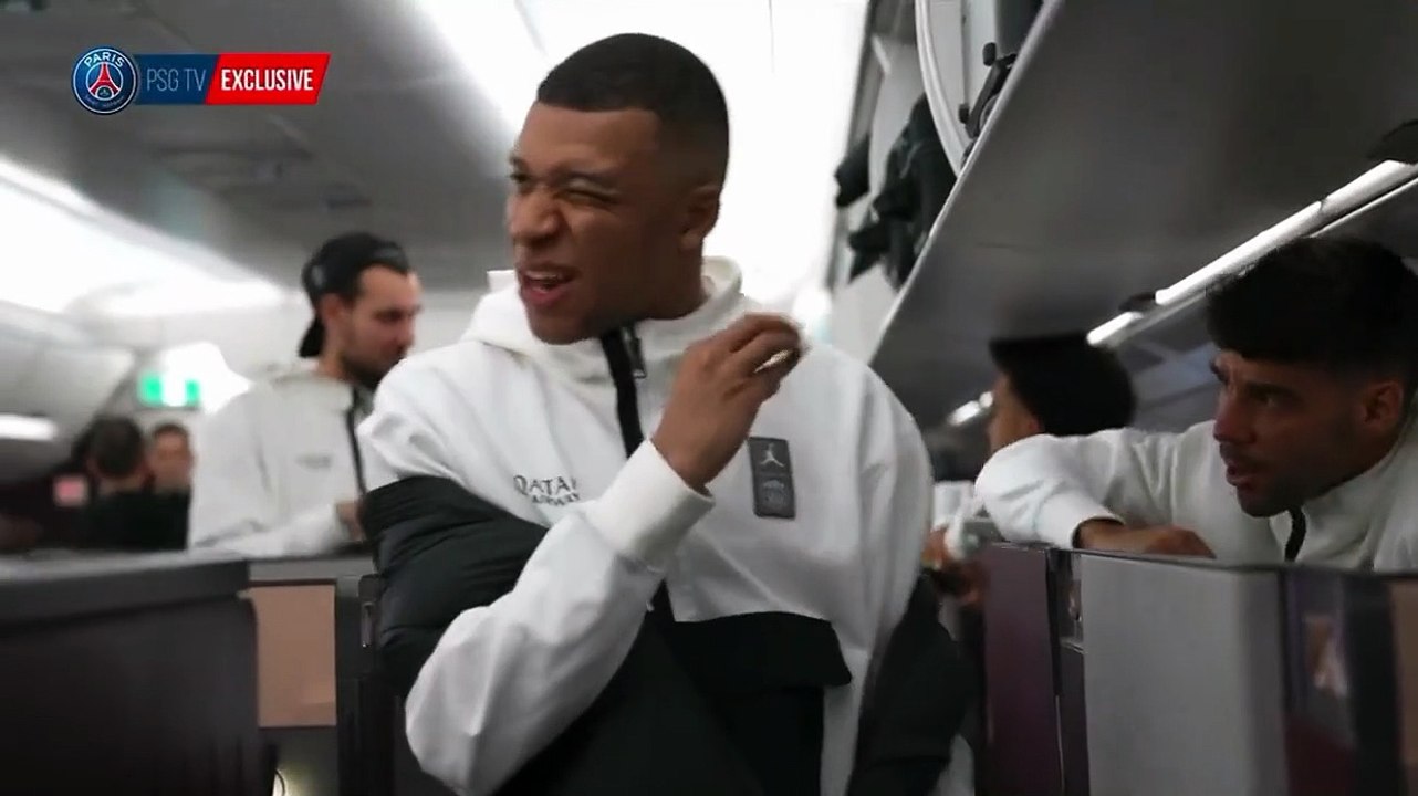 Kylian Mbappé se moque de Juan Bernat dans l'avion du PSG