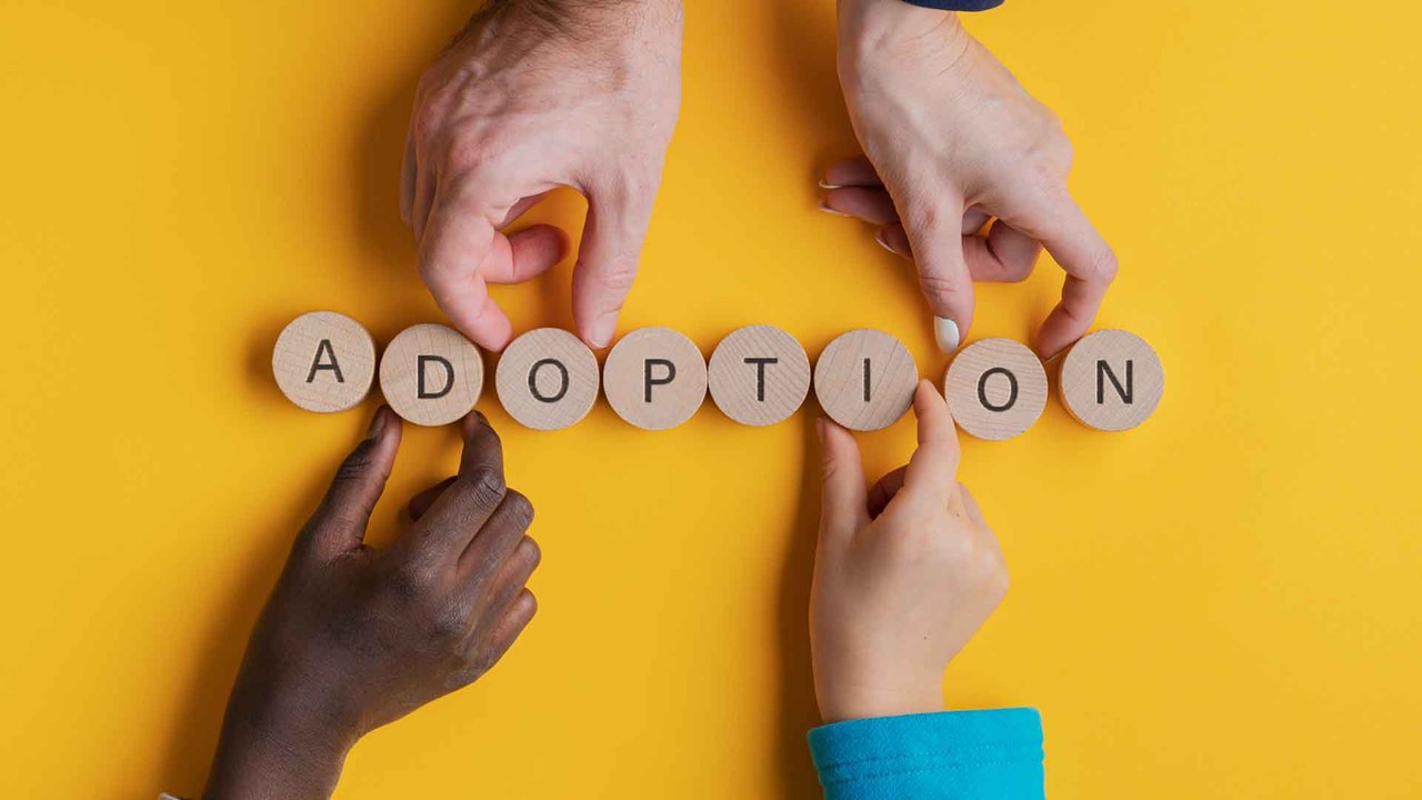 Ein Kind adoptieren: Wie das geht und was ihr wissen müsst