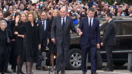 Los reyes eméritos llegan al funeral de Constantino de Grecia entre aplausos