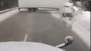 VÍDEO: un camionero pierde el control de su camión al intentar adelantar a otro camión sobre asfalto helado