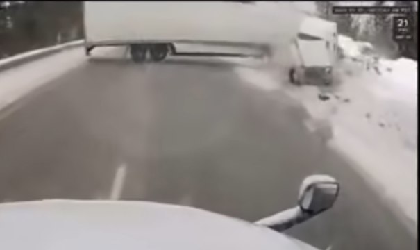 VÍDEO: un camionero pierde el control de su camión al intentar adelantar a otro camión sobre asfalto helado