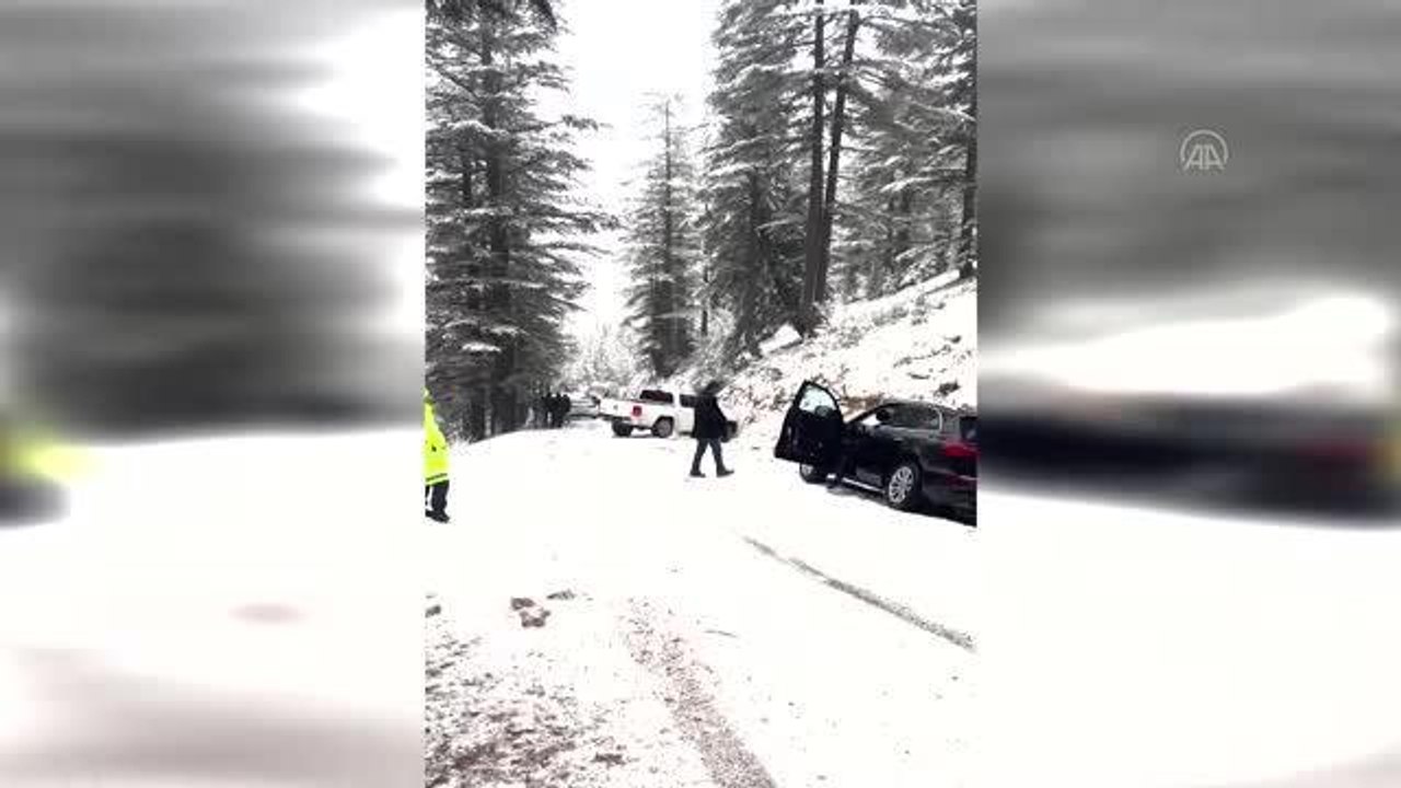Kar nedeniyle biri ambulans 7 araçta mahsur kalanlar kurtarıldı