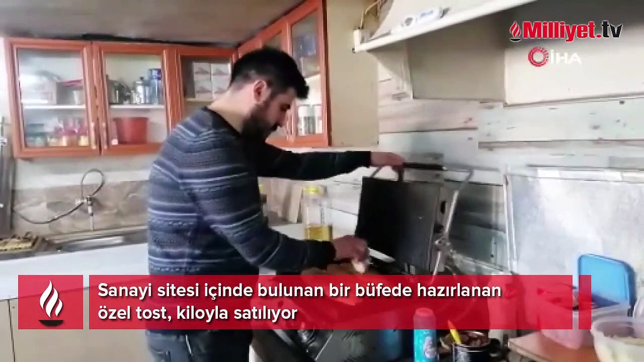 Yaptığı tostu kiloyla satıyor