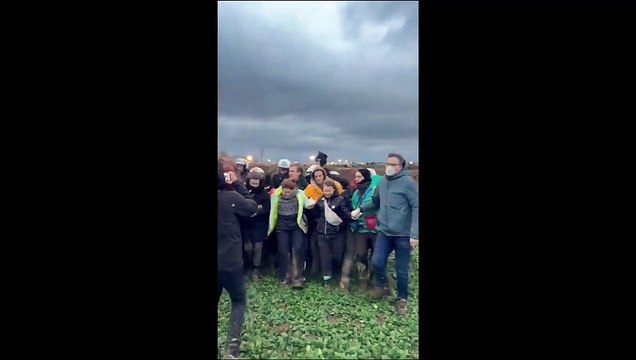 Çevrecilere müdahale ederken çamura saplanan polis Greta'yı da iteklemiş!