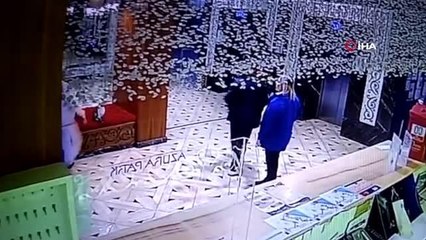 Rusya uyruklu kadın, kendi halinde oturan kediye böyle tekme attı