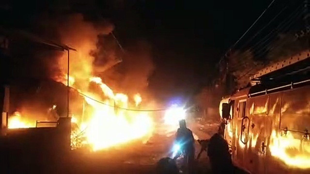 VIDEO, जाने क्यों देर तक सुलगती रही दो फैक्ट्रियां