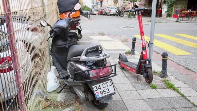 Kadıköy Belediye Başkanı Odabaşı, Scooter Şirketlerini Uyardı: Kaldırımların Üzerinde Bulunan Tüm İşgalleri Kurallar Çerçevesinde Sınırlama Kararı...