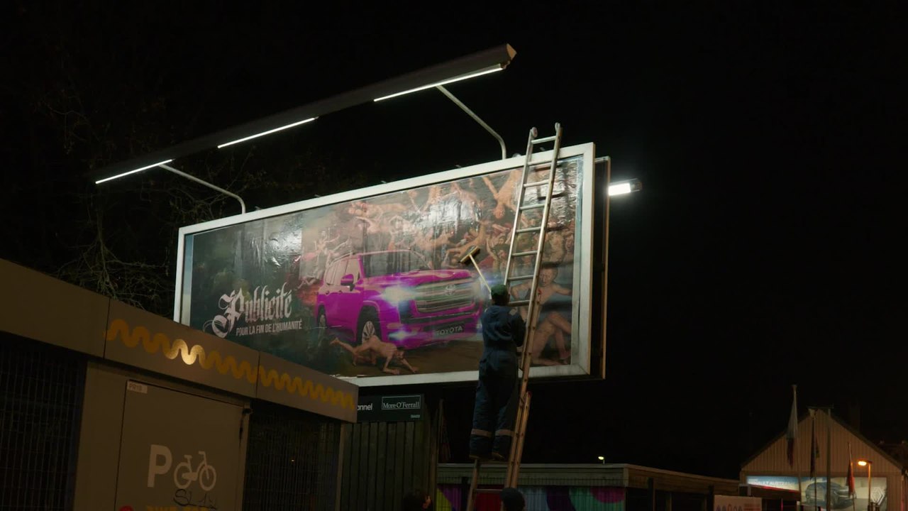 "Pub pour la fin de l'humanité", "Écrasez la vie"...: des détournements de panneaux publicitaires ciblent BMW et Toyota en marge du Salon de l'Auto