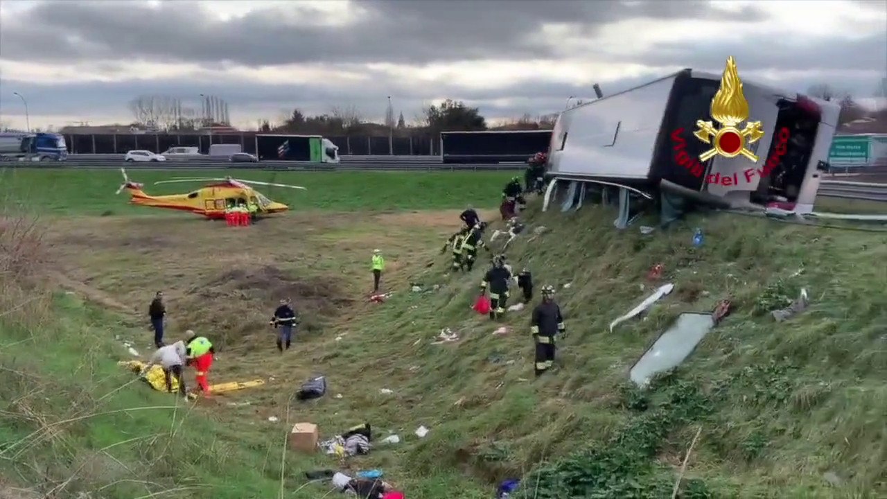 Si ribalta pullman su A13, due feriti gravi trasportati in elisoccorso