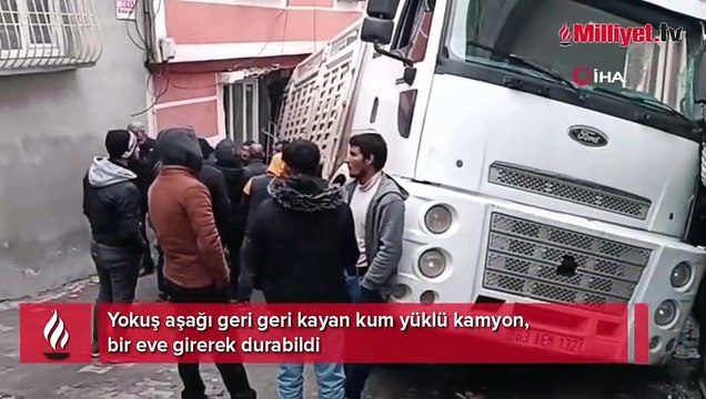 Yokuş aşağı kayan kum yüklü kamyon evin içine girdi