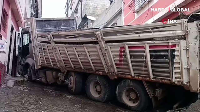 Yürekleri ağızlara getiren kaza: Yokuş aşağı kayan tır, evin içine girdi!