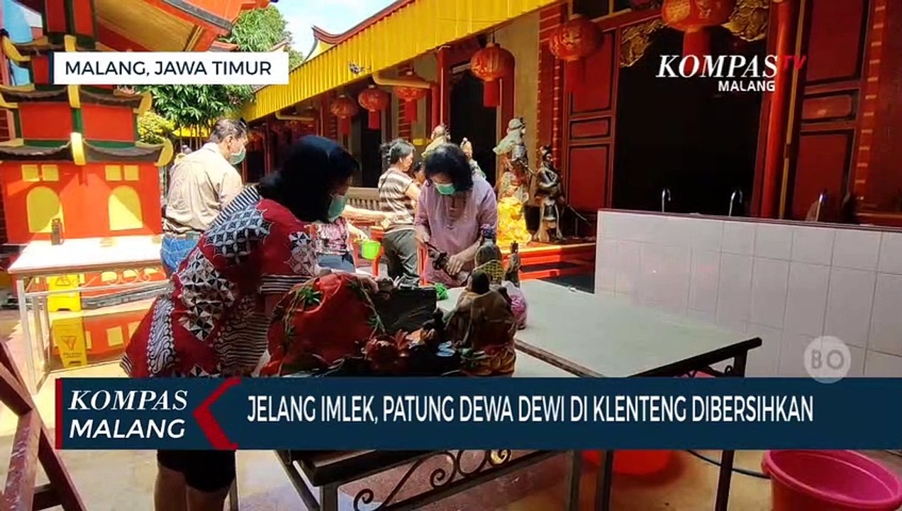 Tradisi Pembersihan Patung Dewa Dewi Jelang Imlek di Klenteng Eng An Kiong