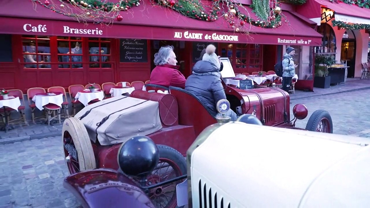 Paris: 750 véhicules d'époque défilent dans les rues de la capitale