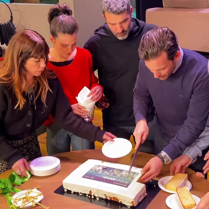 Το θέατρο Αθηνά όπου ανεβαίνει η sold out παράσταση Τέλειοι Ξένοι έκοψε την βασιλόπιτα!