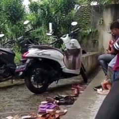 Happy relatives welcome and determine the day that is expected to wait until the house is full, they have to be outside