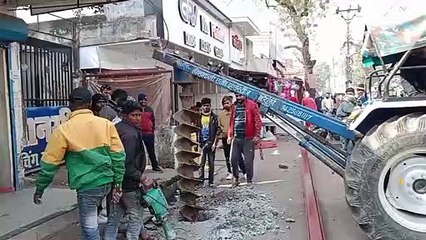 एक साल बाद बिजली कंपनी ने शुरू किया पोल शिफ्टिंग का काम