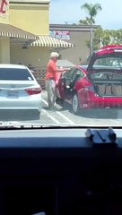 Papy a une technique pour ne pas se faire rayer sa voiture dans un parking