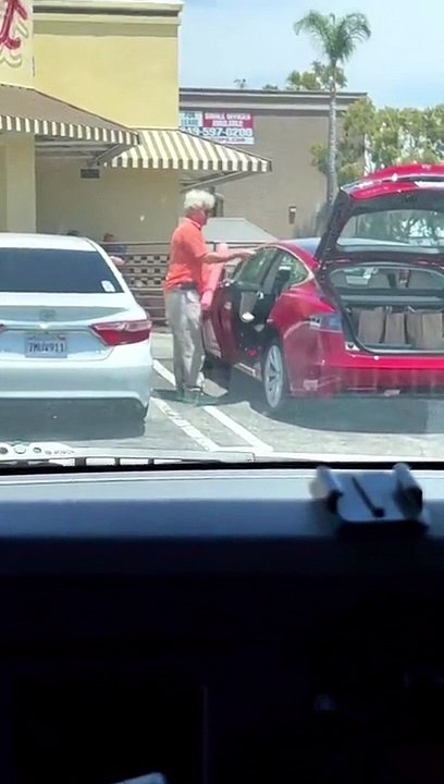 Papy a une technique pour ne pas se faire rayer sa voiture dans un parking