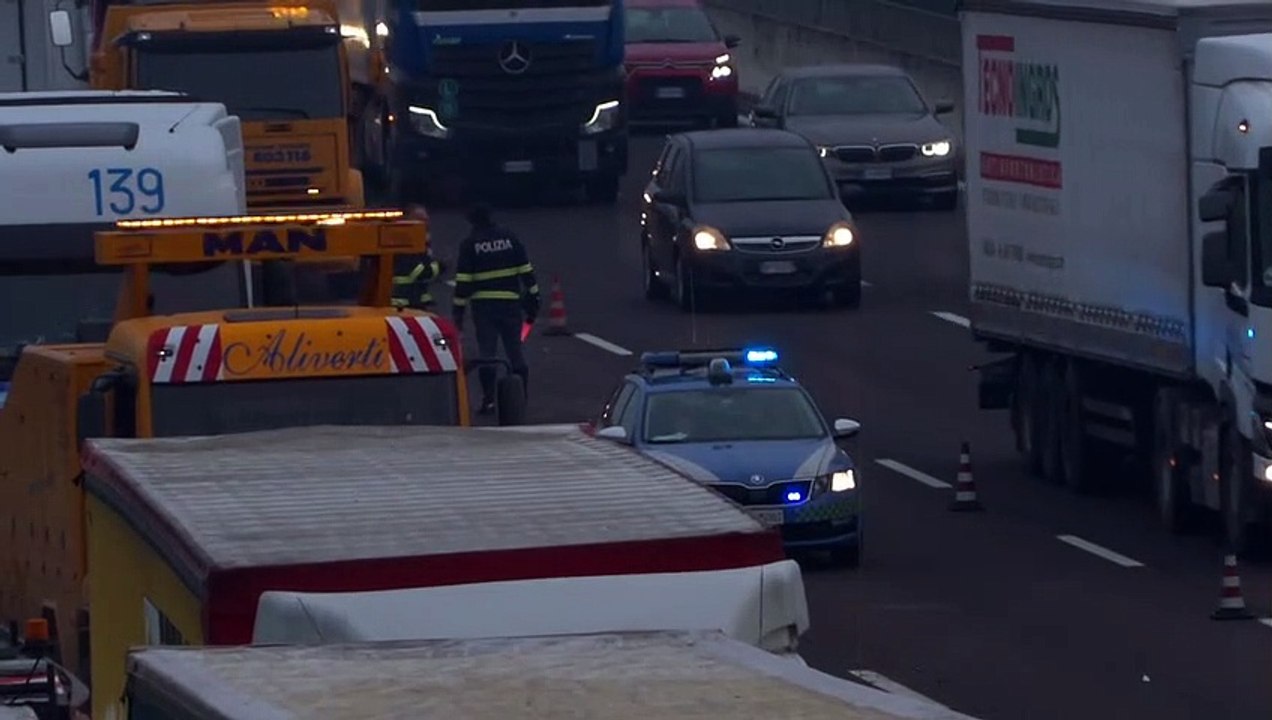 Maxi incidente sulla A4, tamponamento a catena tra camion: un morto. Traffico in tilt