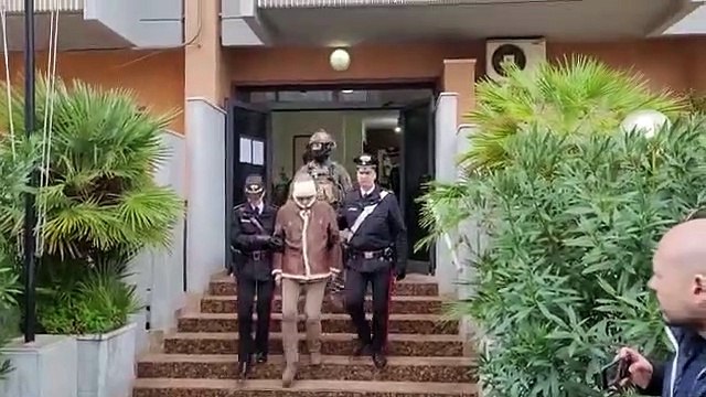 Palermo, l'arresto di Matteo Messina Denaro: il boss portato via dai carabinieri
