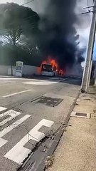 احتراق حافلة مدرسية أثناء سيرها