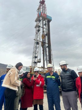 Şehit Esma Çevik'in ailesi Şırnak'ta şehidin isminin verildiği petrol kuyularını gezdi