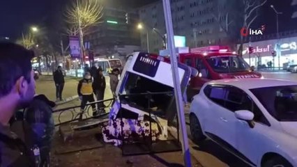 Скачать видео: Otomobille çarpışan hafif ticari araç refüje çarparak yan yattı