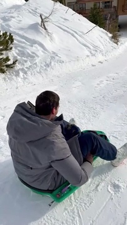 Camille Lacourt est en vacances avec ses enfants à L'Alpe d'Huez.