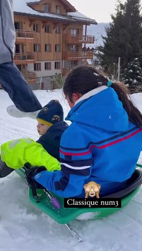 Camille Lacourt est en vacances avec ses enfants à L'Alpe d'Huez.