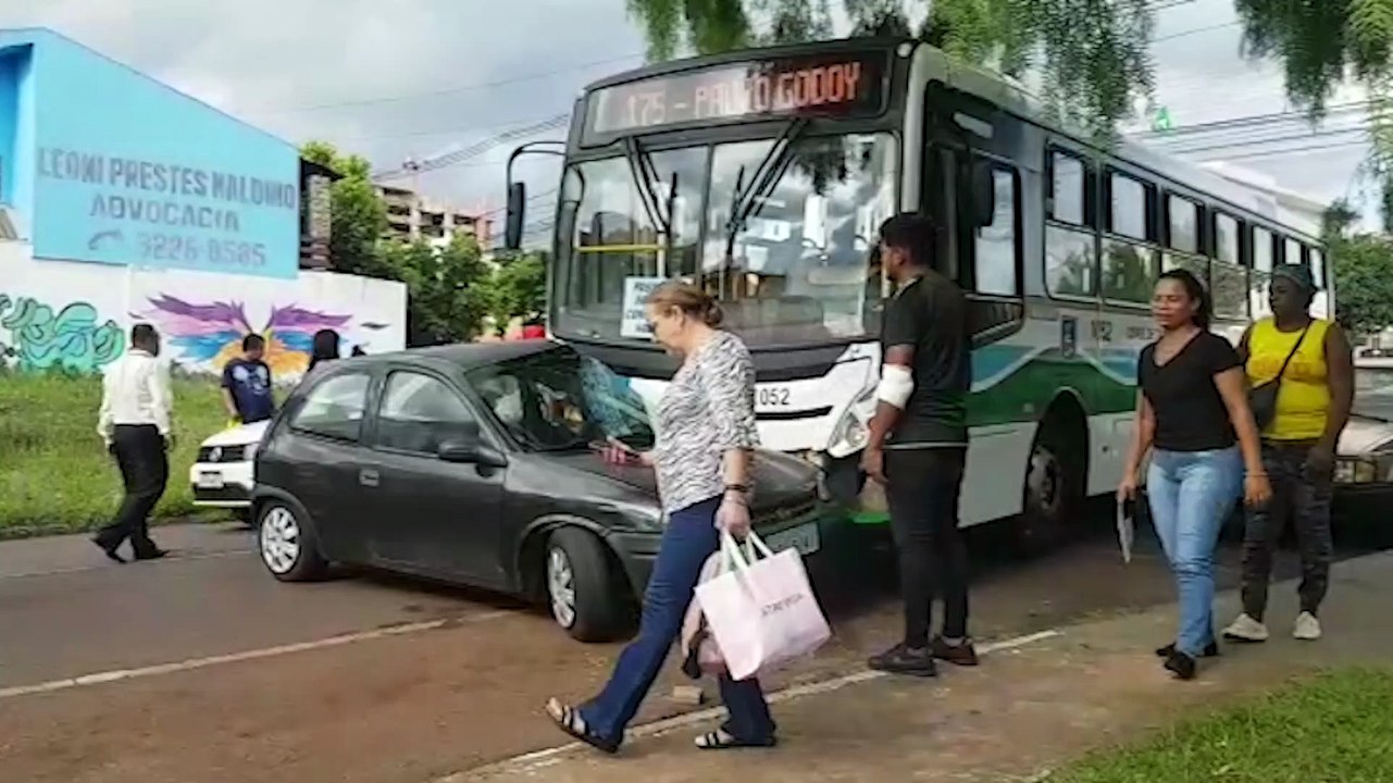 Ônibus e Corsa colidem no Bairro Coqueiral
